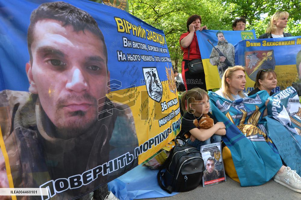 Relatives await arrival of first buses with prisoners released from Russian captivity