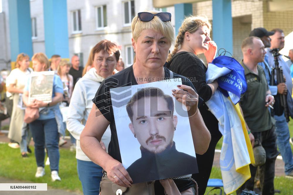 Relatives await arrival of first buses with prisoners released from Russian captivity