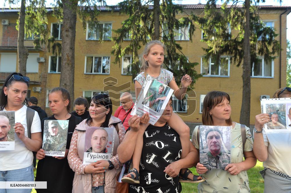 Relatives await arrival of first buses with prisoners released from Russian captivity