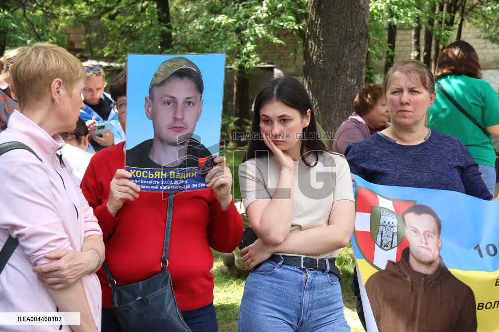 Relatives await arrival of first buses with prisoners released from Russian captivity