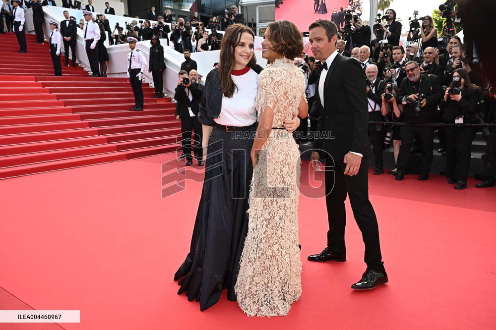 Cannes - Halle Berry And Juliette Binoche Clothing Gets Tangled On Red Carpet
