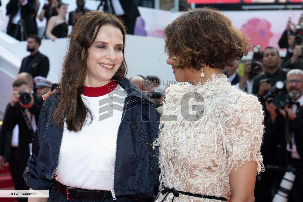 Cannes - Halle Berry And Juliette Binoche Clothing Gets Tangled On Red Carpet