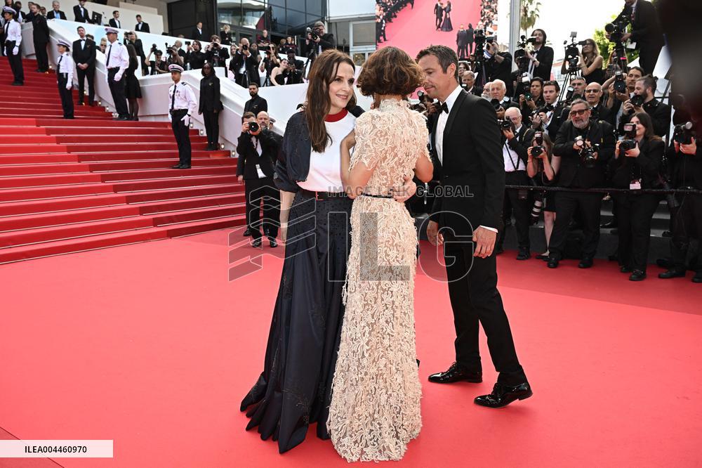 Cannes - Halle Berry And Juliette Binoche Clothing Gets Tangled On Red Carpet