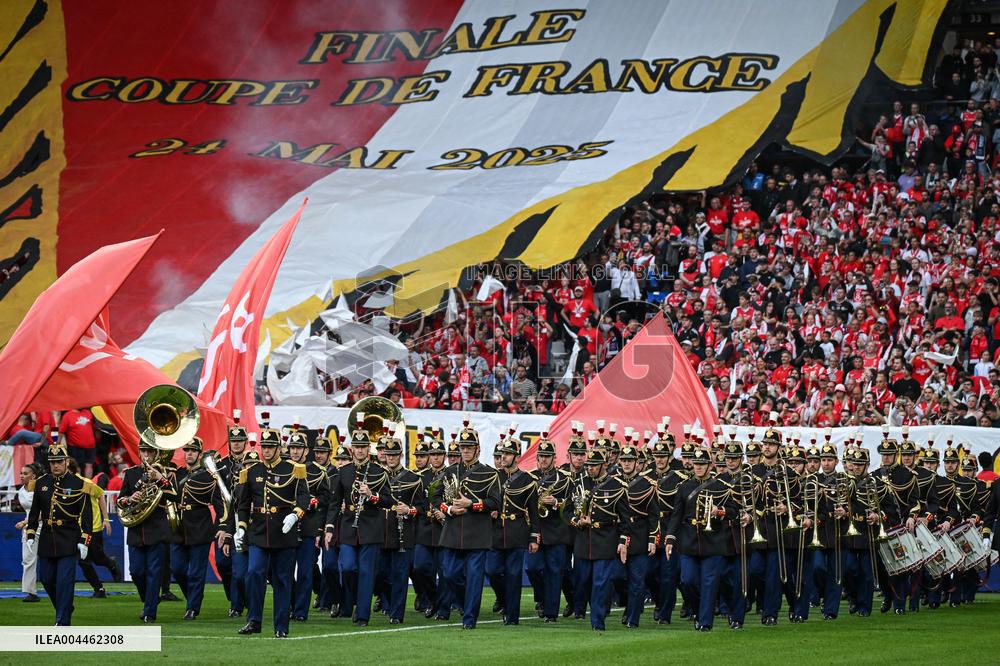 PSG celebrates French Cup trophy - FA