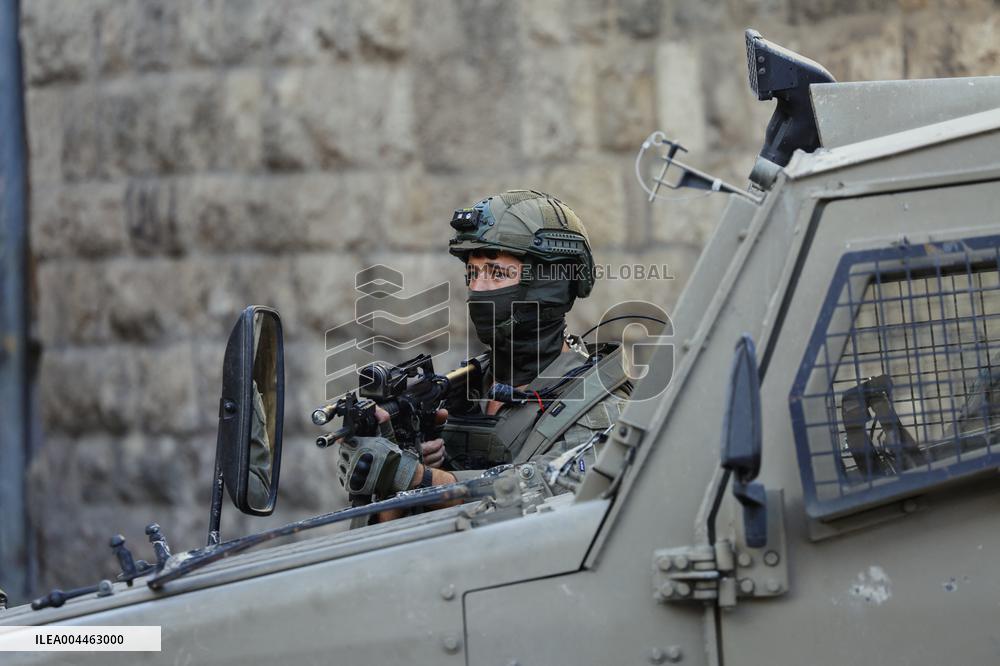 Settlers Storm The Old City Of Hebron