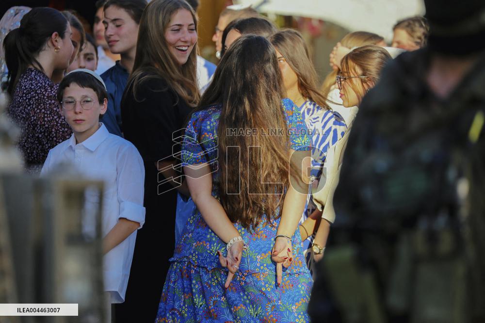 Settlers Storm The Old City Of Hebron