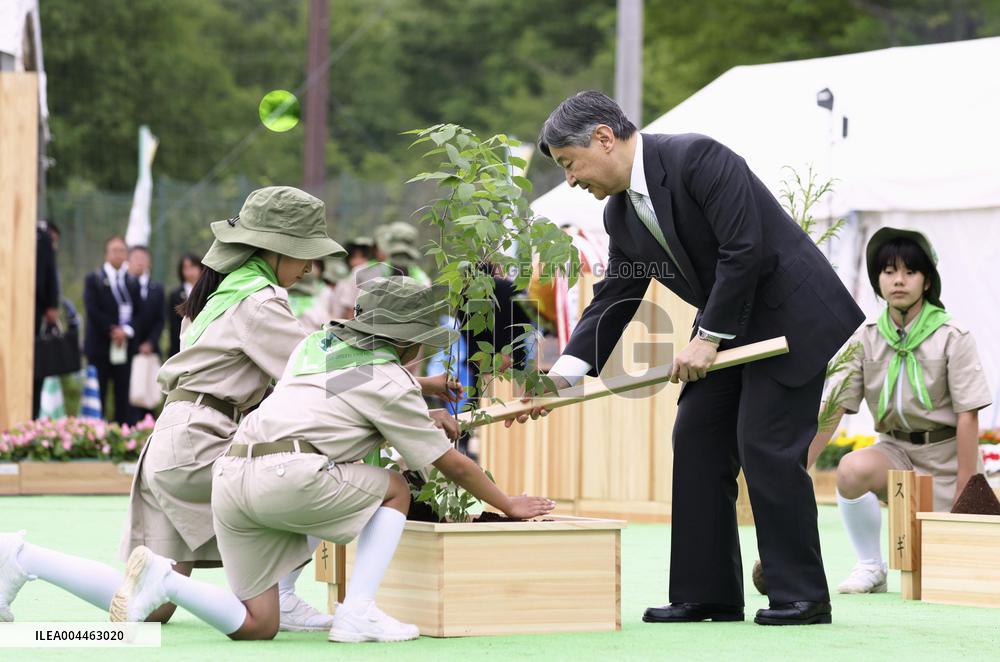 Emperor attends tree-planting ceremony in Saitama Pref.