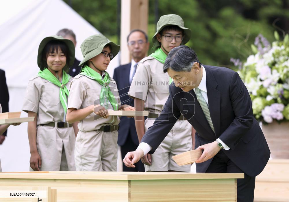 Emperor attends tree-planting ceremony in Saitama Pref.