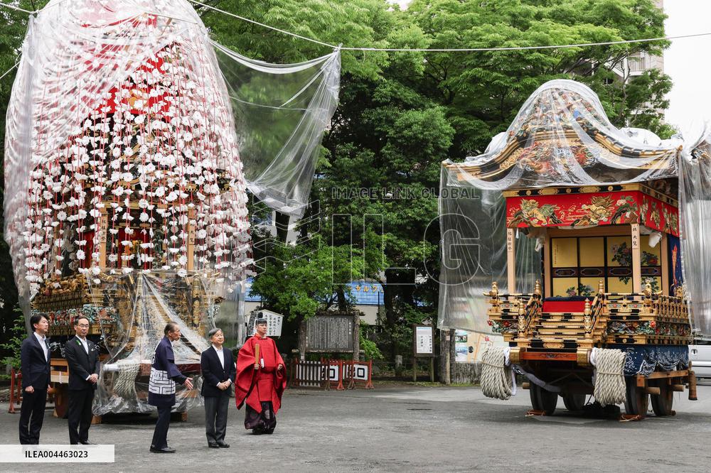 Emperor visits shrine in Saitama Pref.