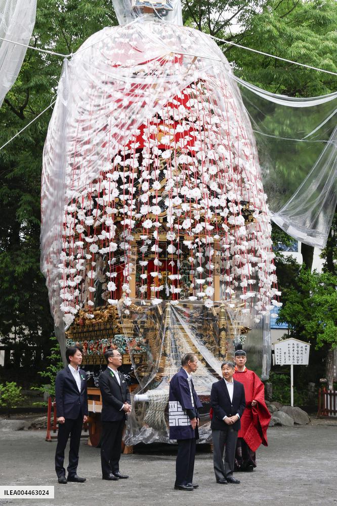 Emperor visits shrine in Saitama Pref.