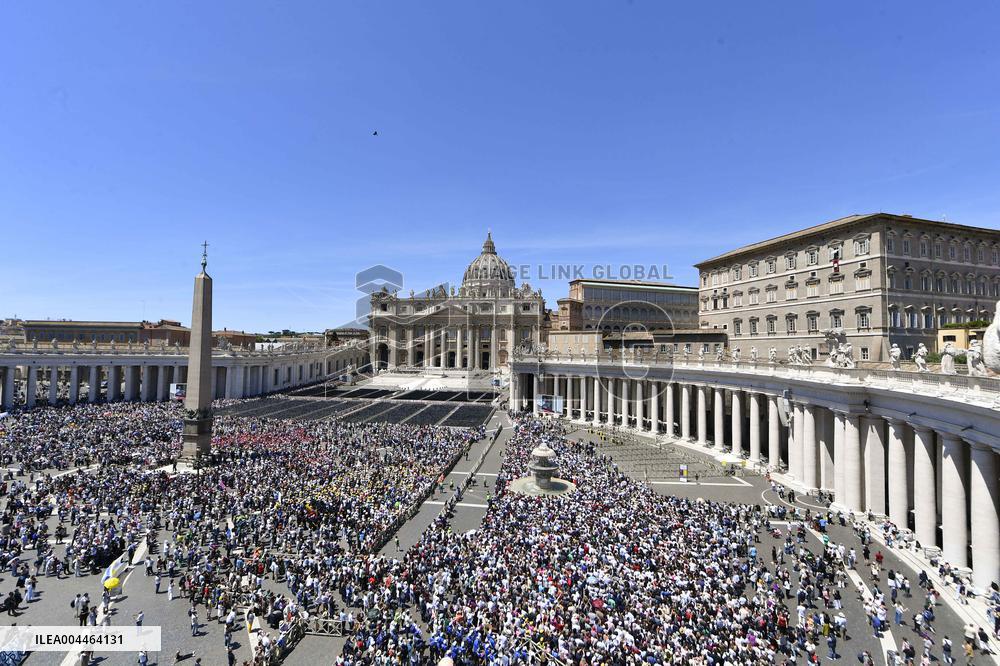 Pope Leo XIV Delivers His Blessing To The Faithful - Vatican