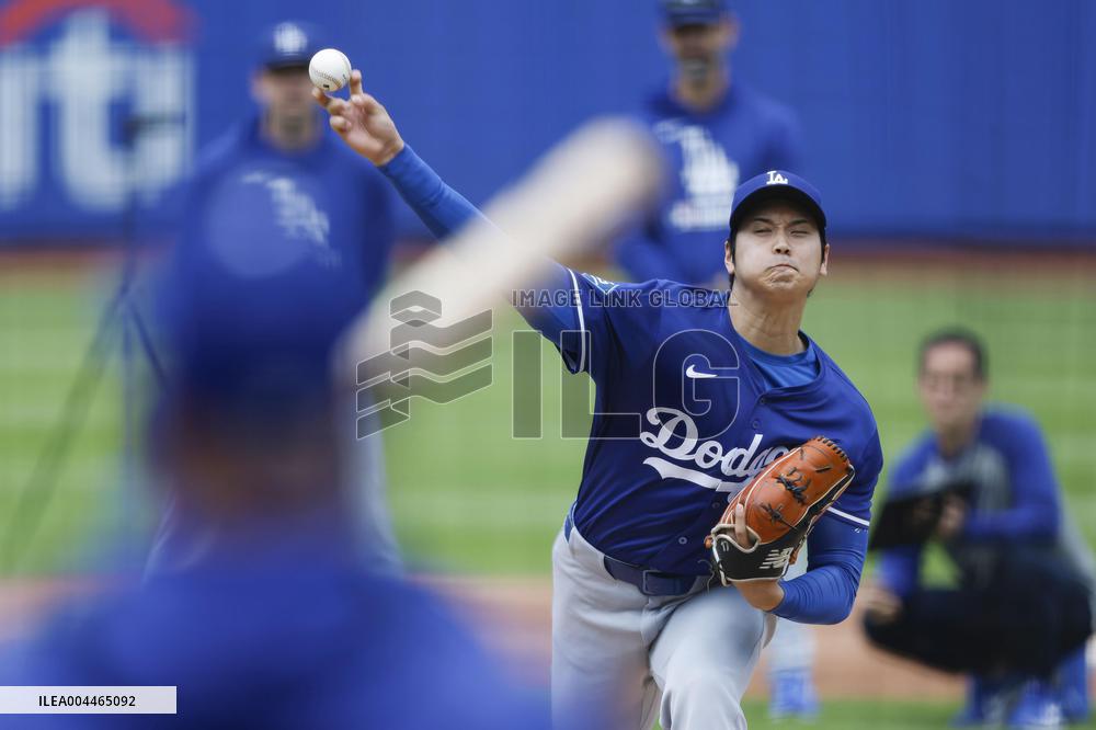 Baseball: Ohtani throws live batting practice