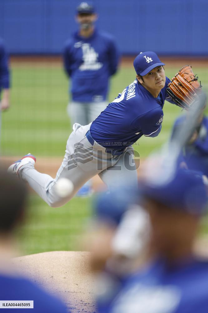 Baseball: Ohtani throws live batting practice