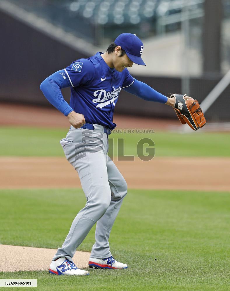 CORRECTED: Baseball: Ohtani throws live batting practice