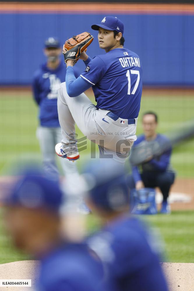 Baseball: Ohtani throws live batting practice