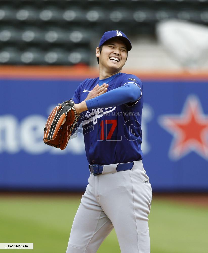 Baseball: Ohtani throws live batting practice