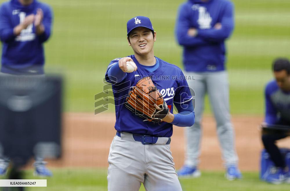Baseball: Ohtani throws live batting practice
