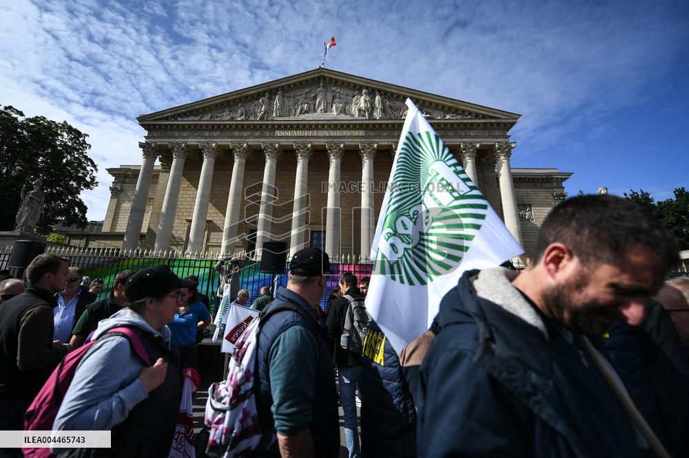Farmers protest in Paris - FA