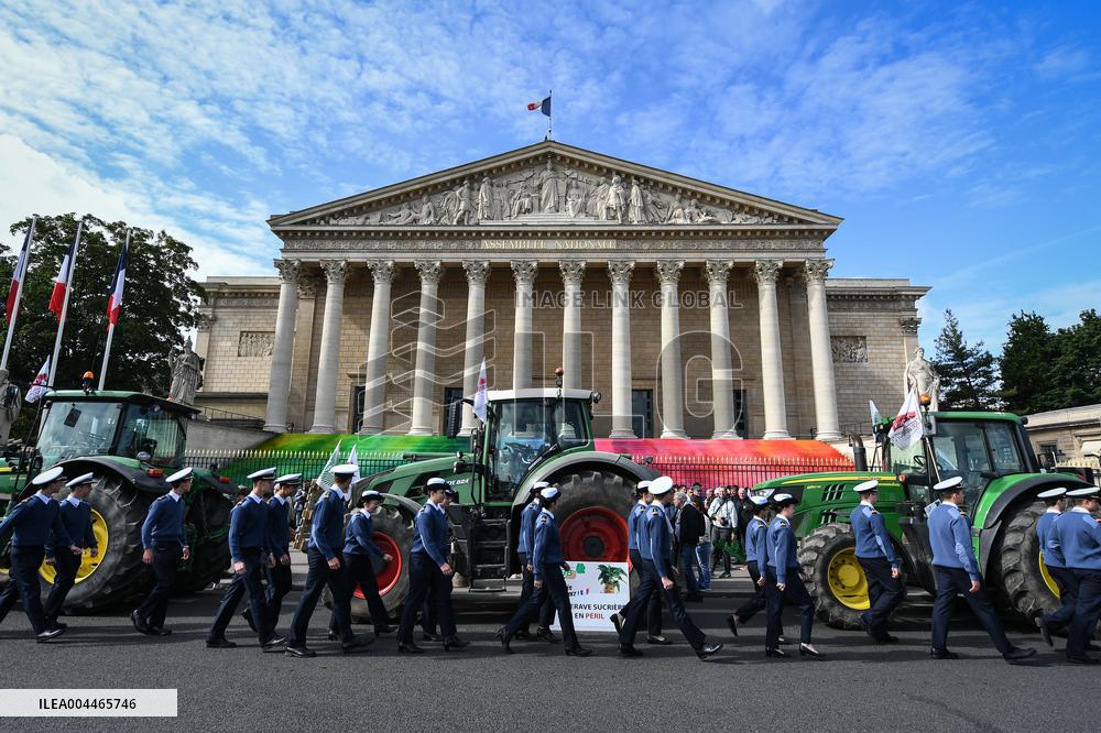 Farmers protest in Paris - FA