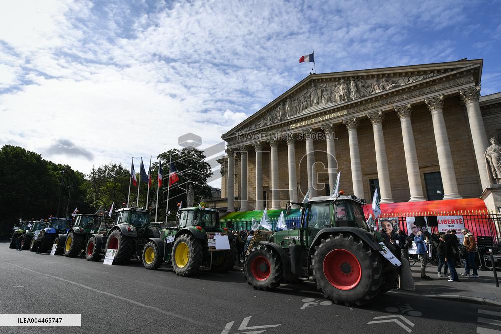 Farmers protest in Paris - FA