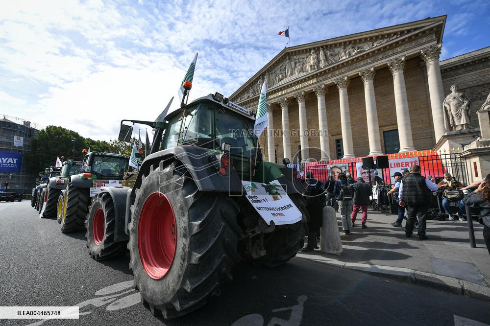 Farmers protest in Paris - FA