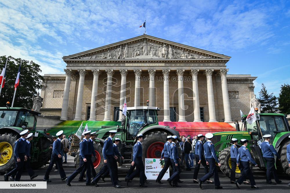 Farmers protest in Paris - FA