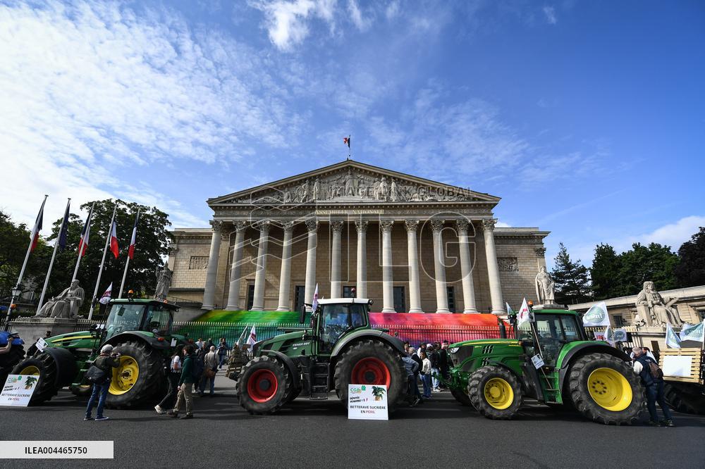 Farmers protest in Paris - FA