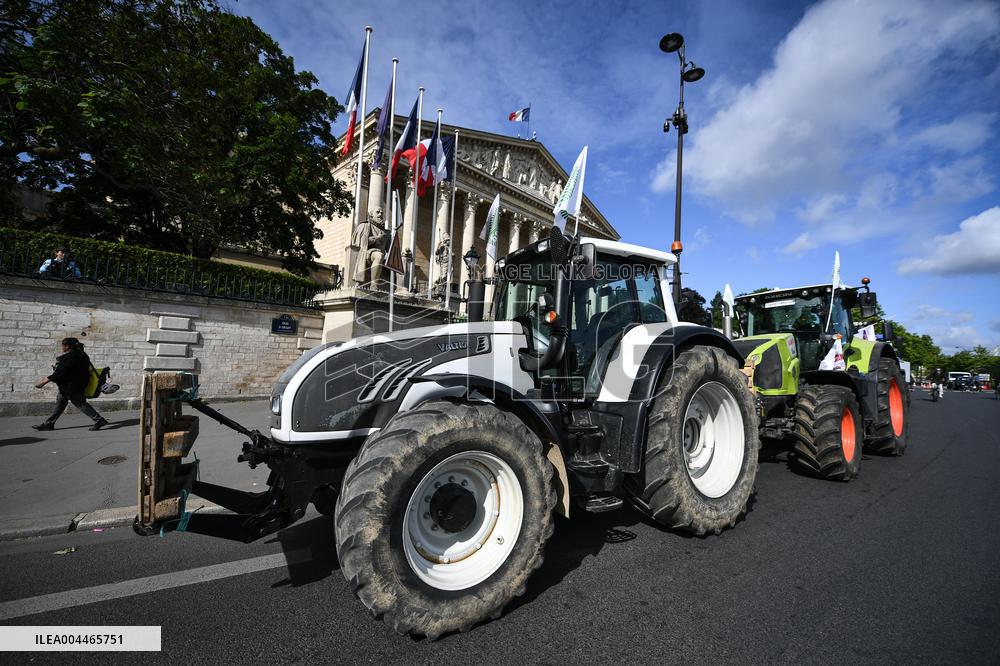 Farmers protest in Paris - FA