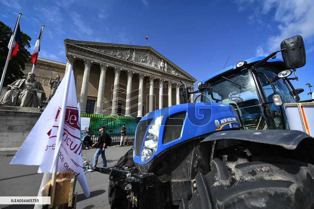 Farmers protest in Paris - FA