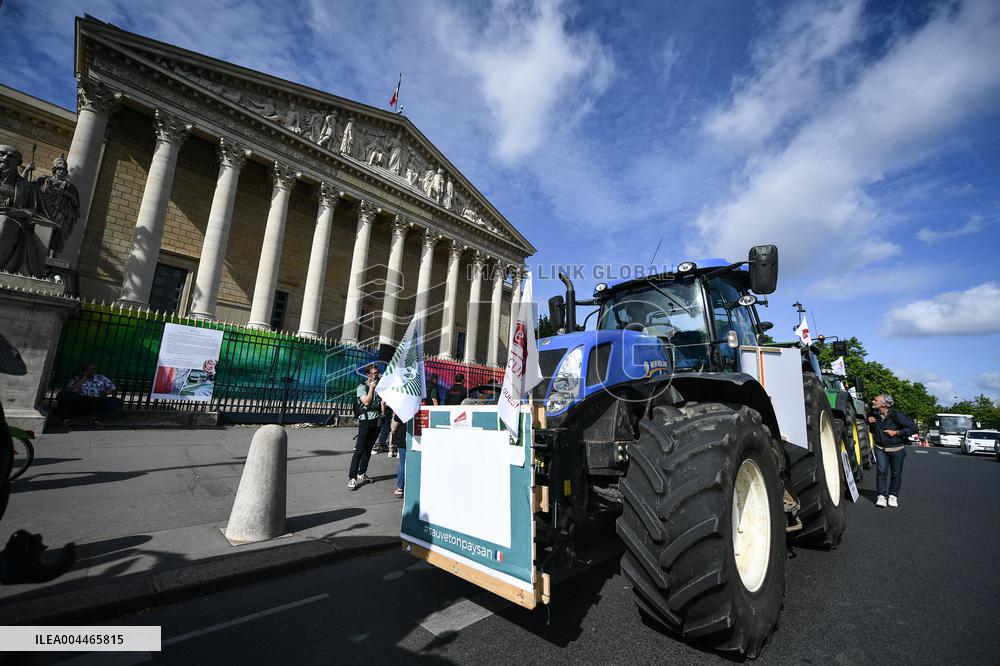 Farmers protest in Paris - FA