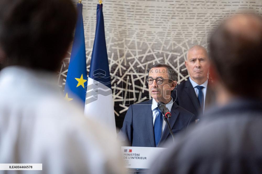 Bruno Retailleau reveals the outlines of his fight against Islamism - Nanterre AJ