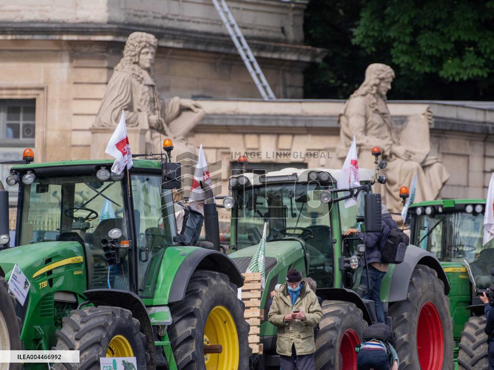 Farmers Protest In Paris