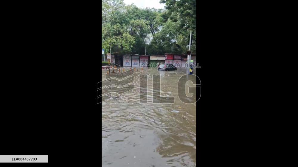 India: Monsoon Rain Causes Flooding in Mumbai, Red Alert Issued 2