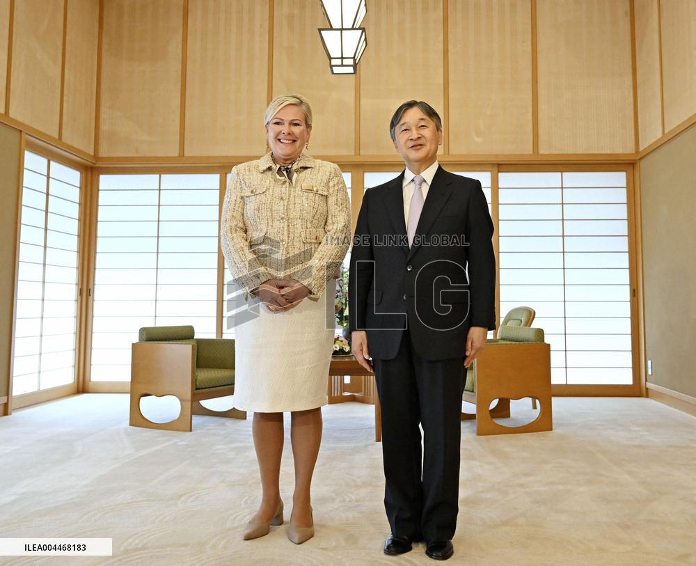 Emperor meets with Icelandic president