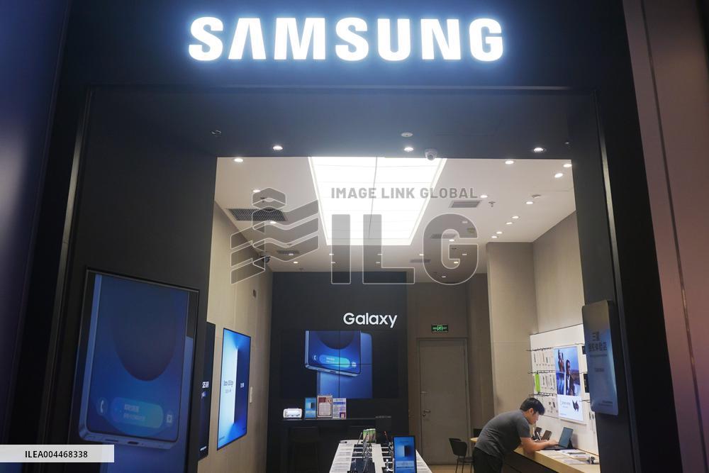 Trump Threatens To Impose 25% Tariff on Samsung Phones