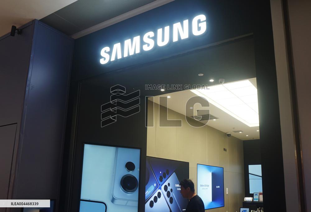 Trump Threatens To Impose 25% Tariff on Samsung Phones