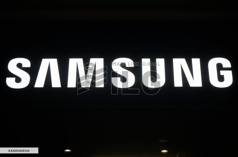 Trump Threatens To Impose 25% Tariff on Samsung Phones