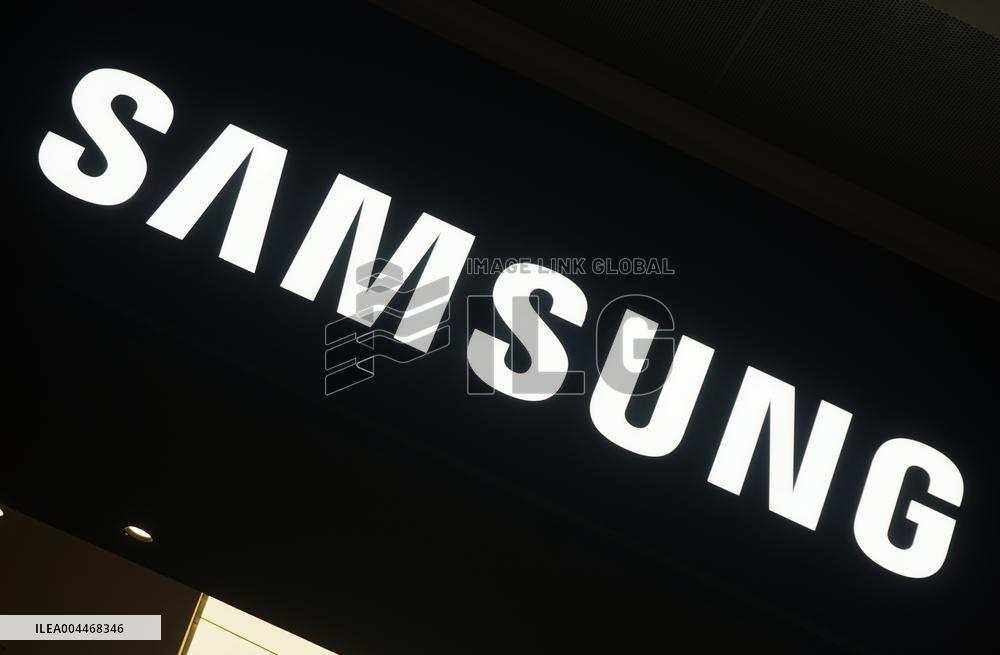 Trump Threatens To Impose 25% Tariff on Samsung Phones