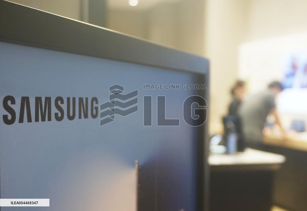 Trump Threatens To Impose 25% Tariff on Samsung Phones