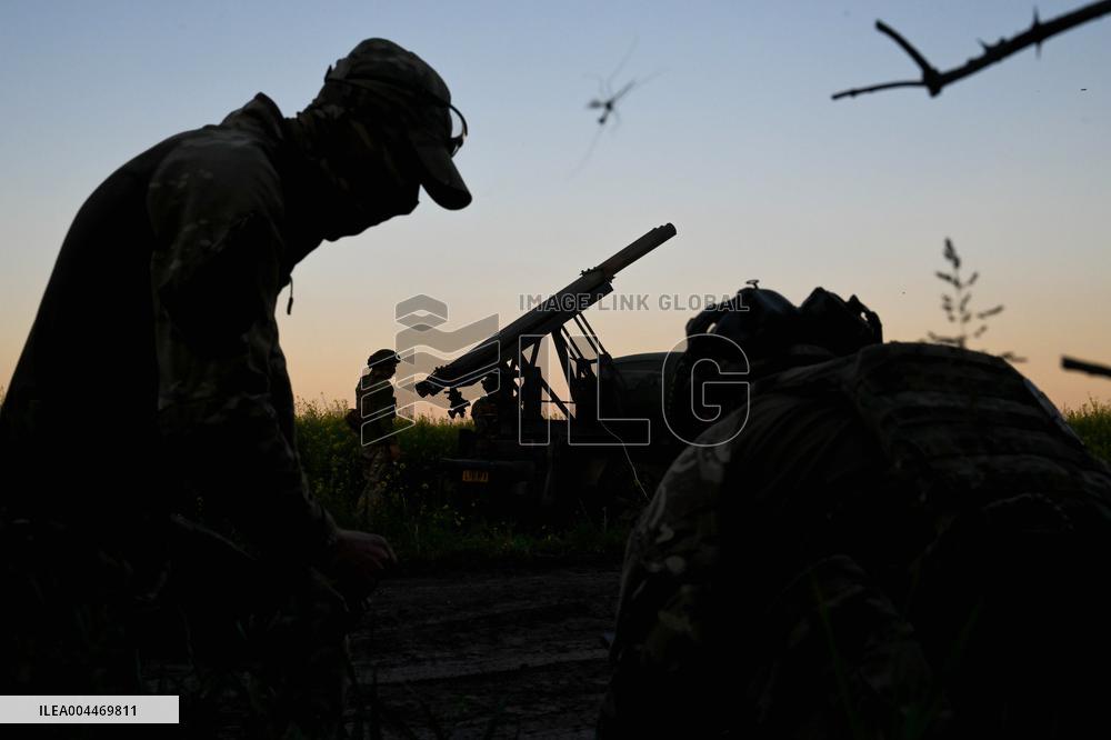 Artillery crew of Rifle Battalion special unit on a combat mission