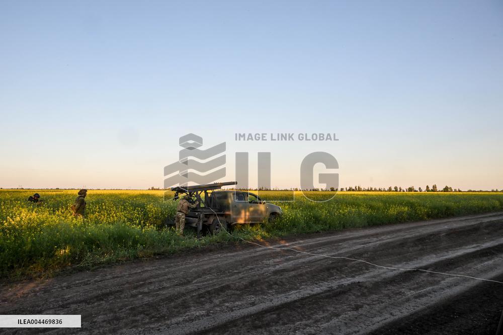 Artillery crew of Rifle Battalion special unit on a combat mission