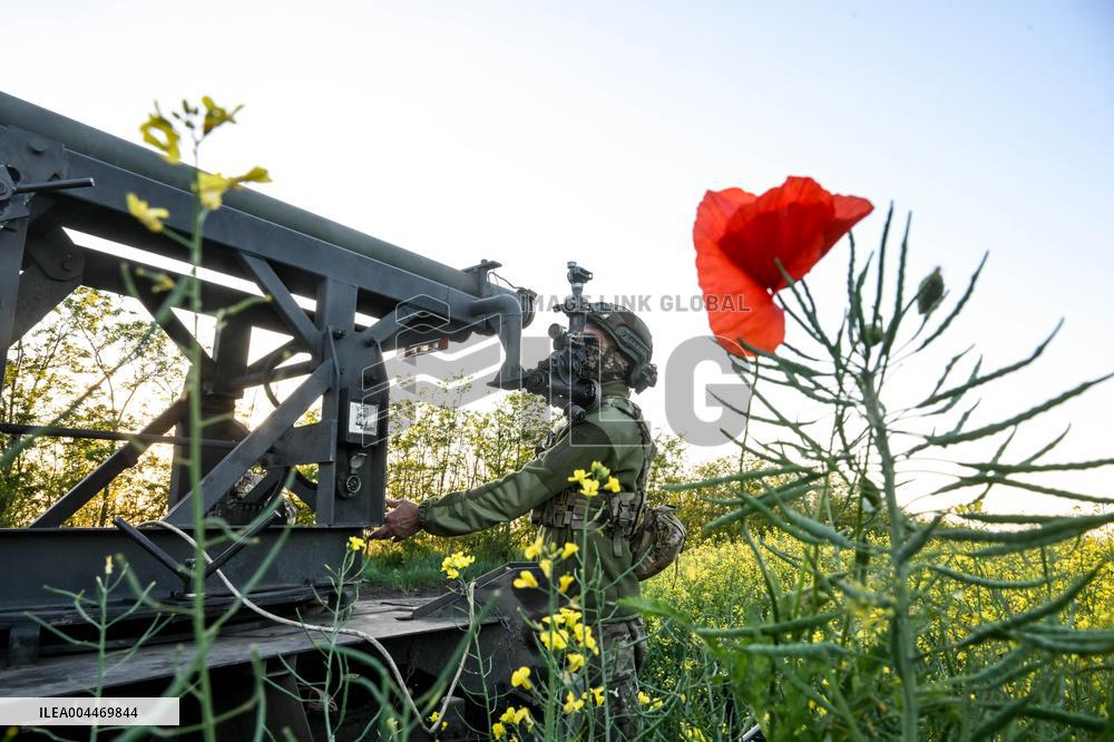 Artillery crew of Rifle Battalion special unit on a combat mission