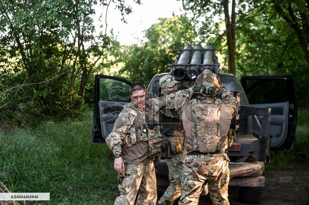 Artillery crew of Rifle Battalion special unit on a combat mission