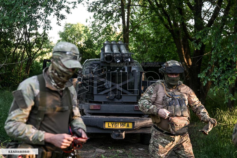 Artillery crew of Rifle Battalion special unit on a combat mission