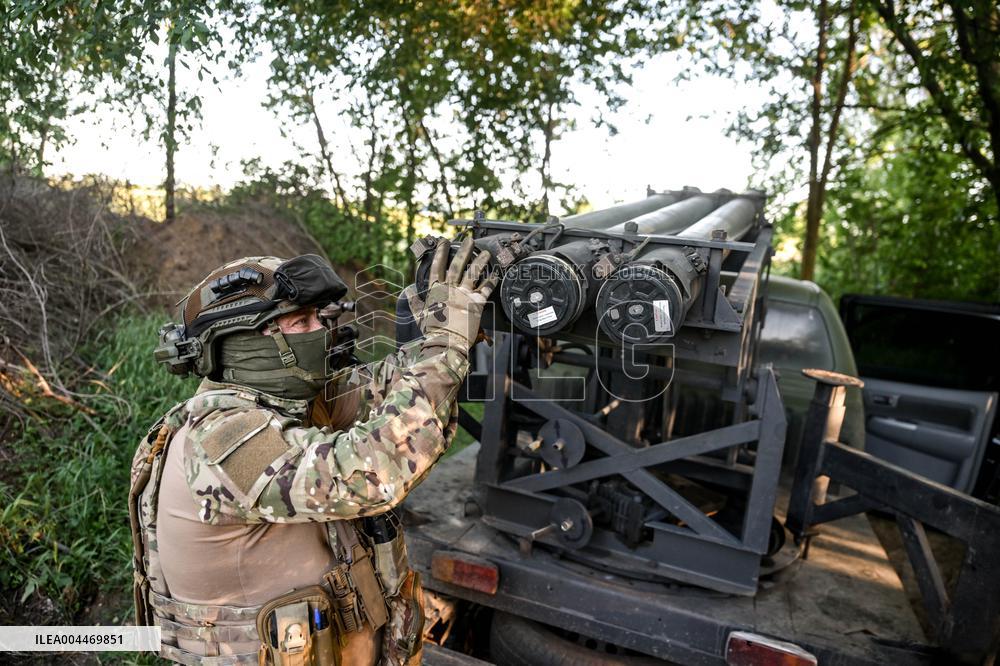 Artillery crew of Rifle Battalion special unit on a combat mission