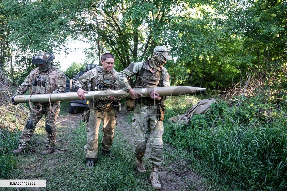 Artillery crew of Rifle Battalion special unit on a combat mission