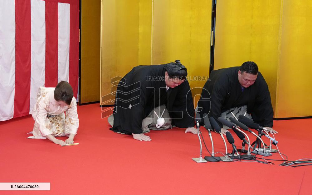 Sumo: Onosato promoted to yokozuna