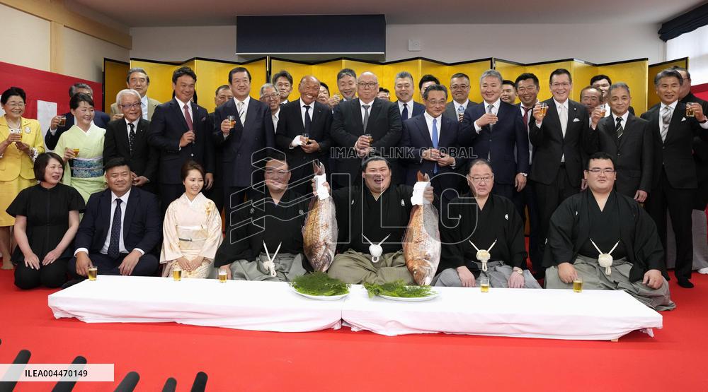 Sumo: Onosato promoted to yokozuna