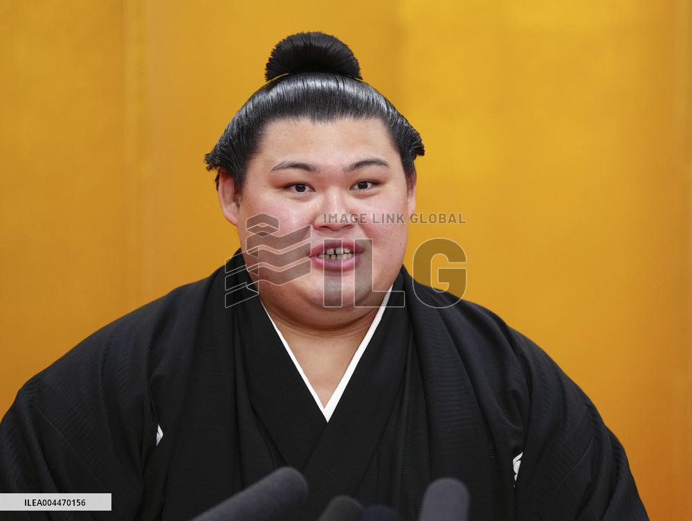 Sumo: Onosato promoted to yokozuna