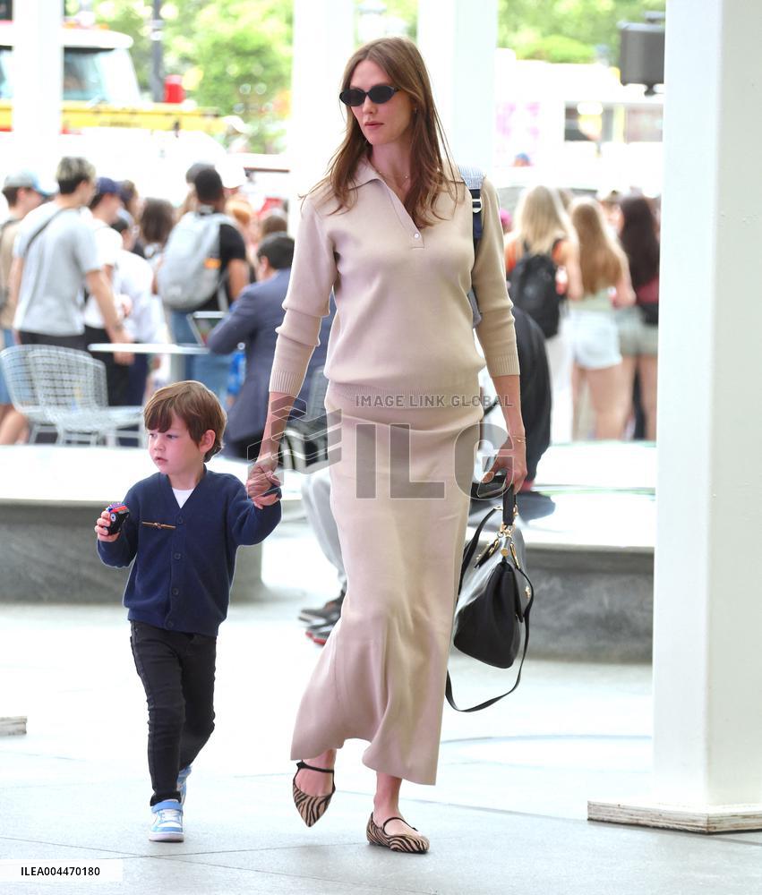 Pregnant Karlie Kloss And Her Son Out - NYC
